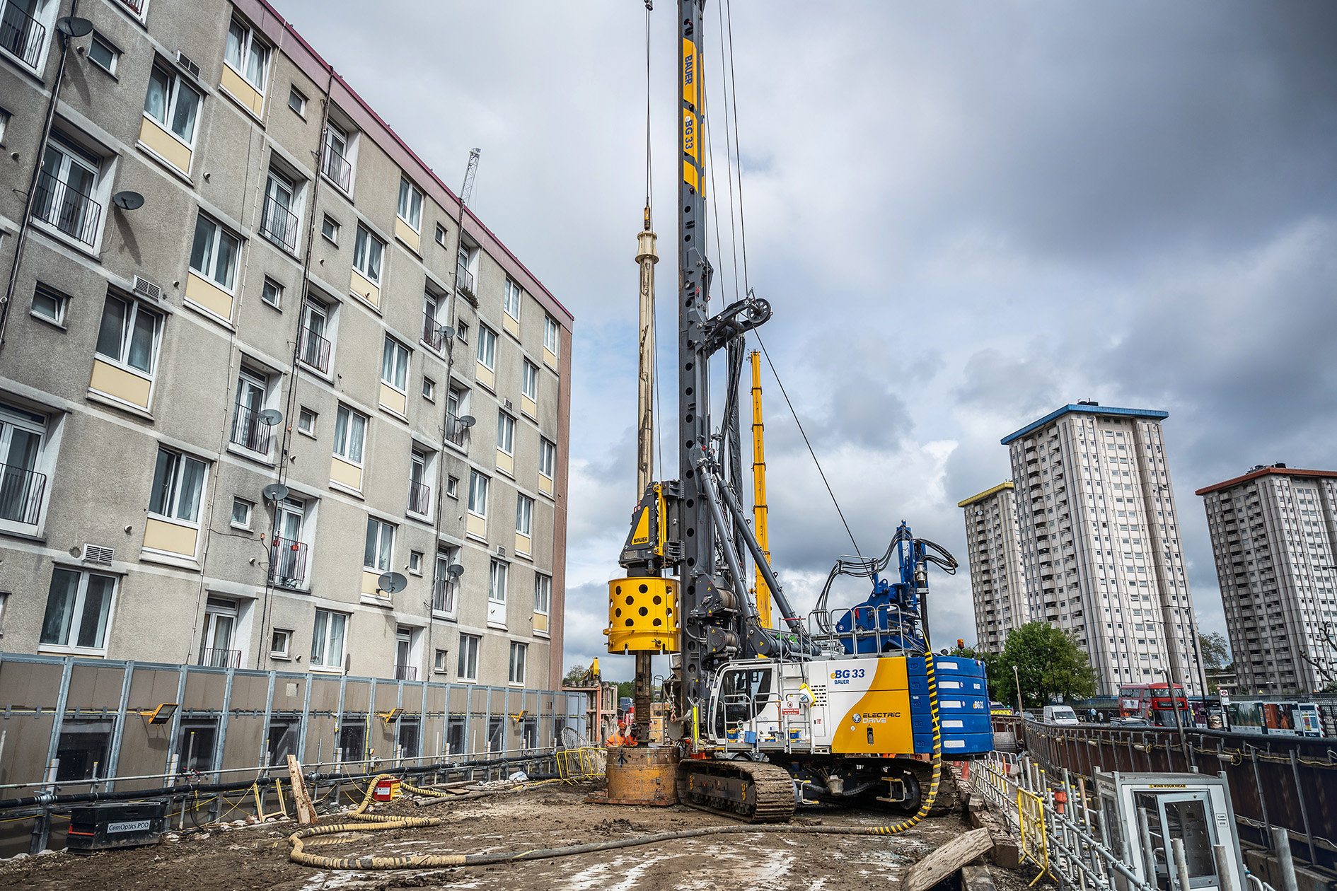 Grazie alle macchine elettriche e ibride di Bauer Maschinen, è possibile ridurre in modo significativo le emissioni locali nei cantieri specializzati di ingegneria civile.