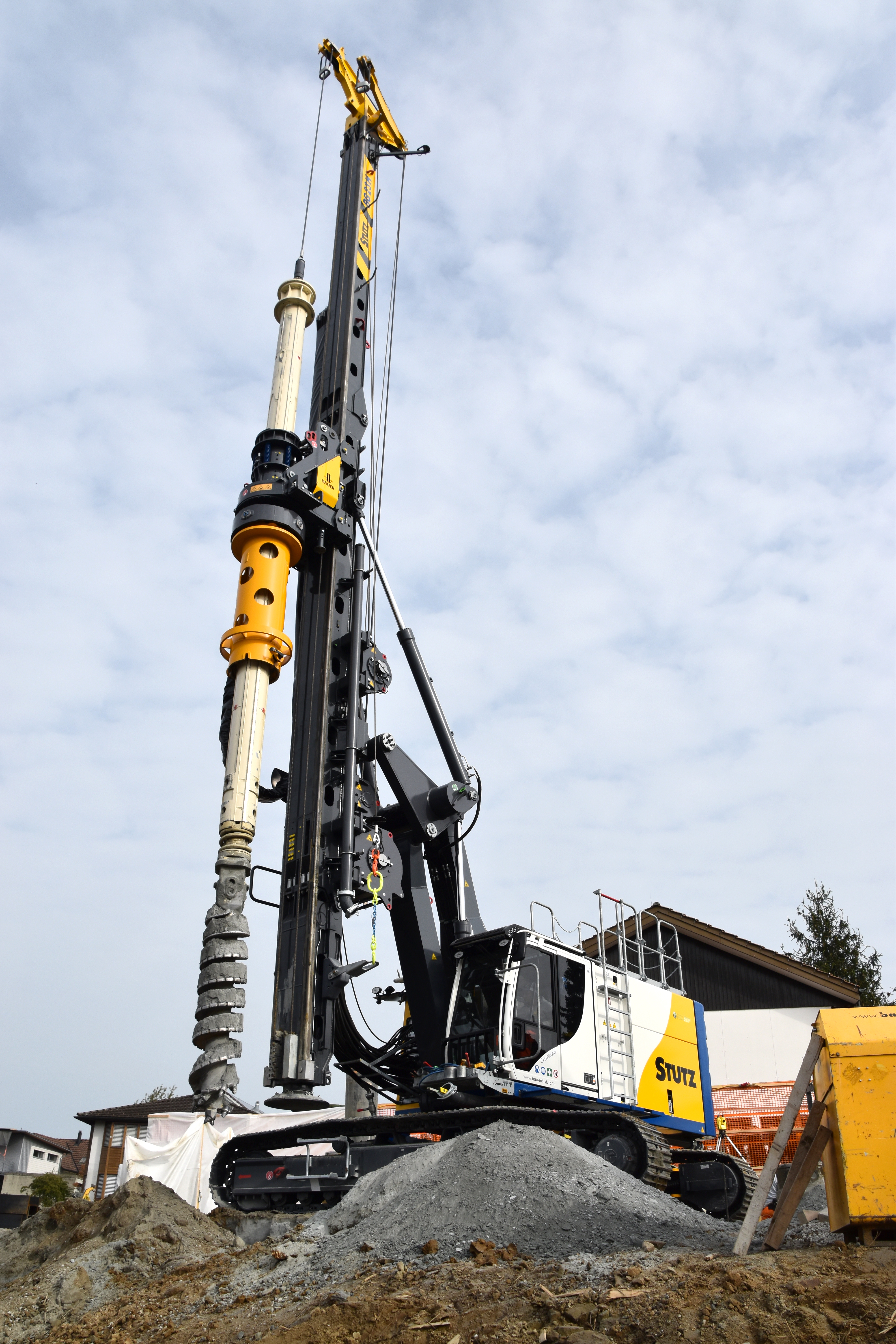 The multifunctional BG 23 H Bauer drilling rig on a BT 65 base carrier 