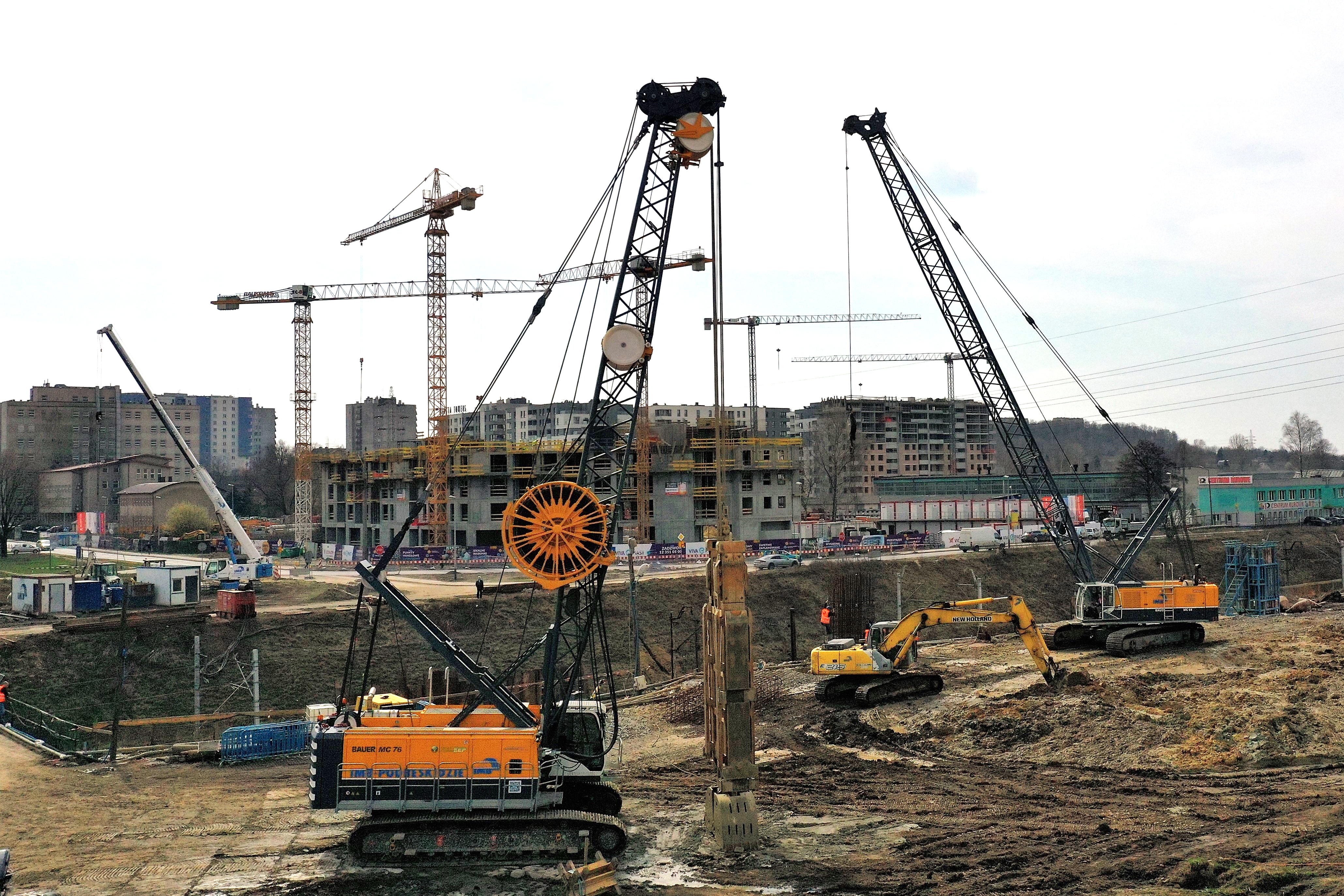 Bauer-Seilbagger dienen als Trägergeräte für unsere Schlitzwandgreifer, Fräsen, Mäkler oder für die Bodenverdichtung.