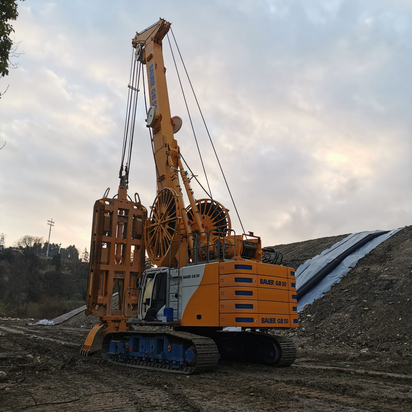 Bauer Macchine Italia: Attrezzature a noleggio, Supporto BAUER GB 50 per benne