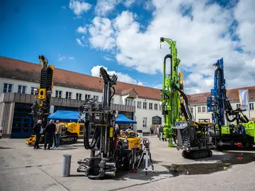 Che si tratti di perforazioni per ancoraggi, iniezioni ad alta pressione o calore geotermico, scoprite la versatile serie KR di KLEMM Bohrtechnik GmbH.