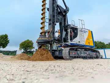 BAUER Maschinen Bohrgerät auf der Baustelle