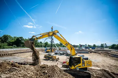 Precision in action: The Semi-GPS 3D excavator grades the subgrade with an accuracy of up to 2 cm.